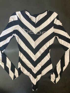 Bebe black white contrast crystal logo v neck stretchy bodysuit top xs